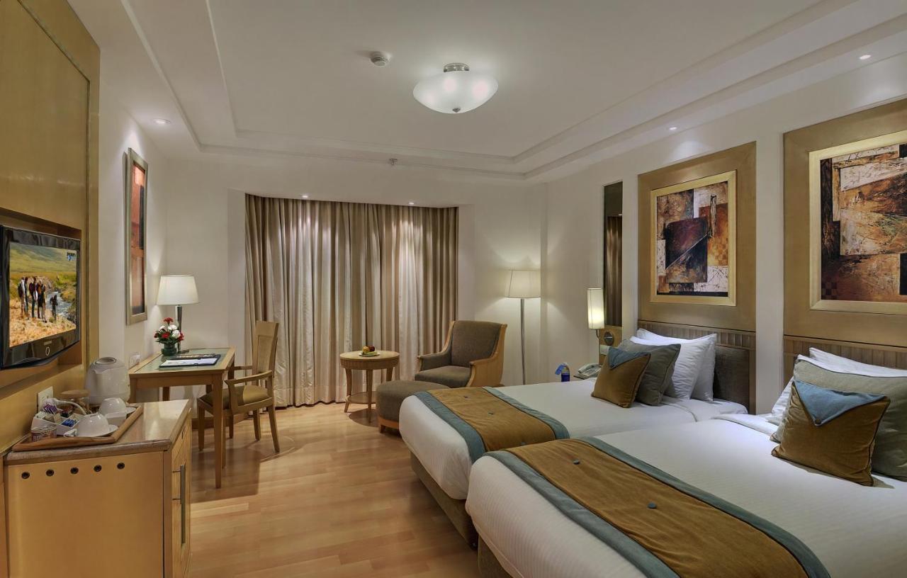 Inde Hotel Vista Woods Huda City Centre, Gurgaon Exteriör bild