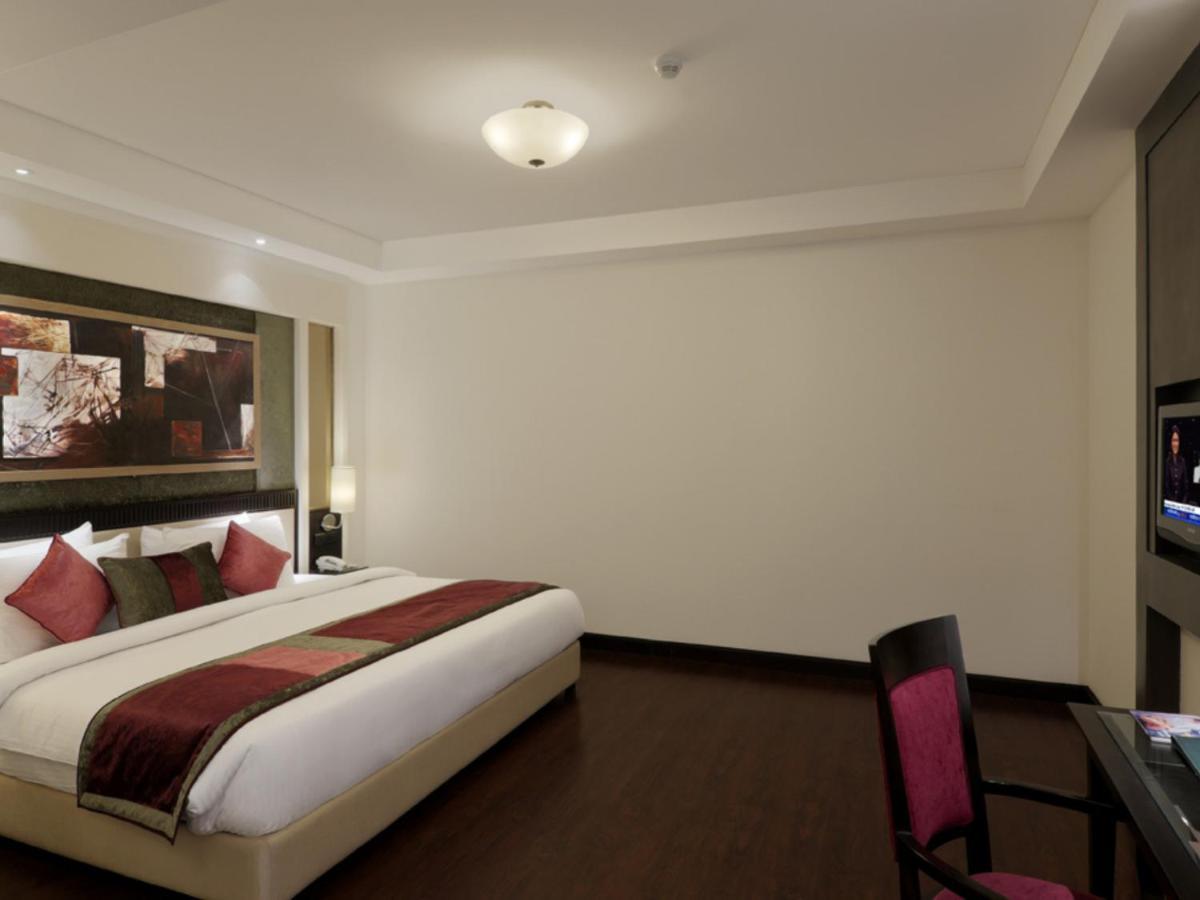 Inde Hotel Vista Woods Huda City Centre, Gurgaon Exteriör bild