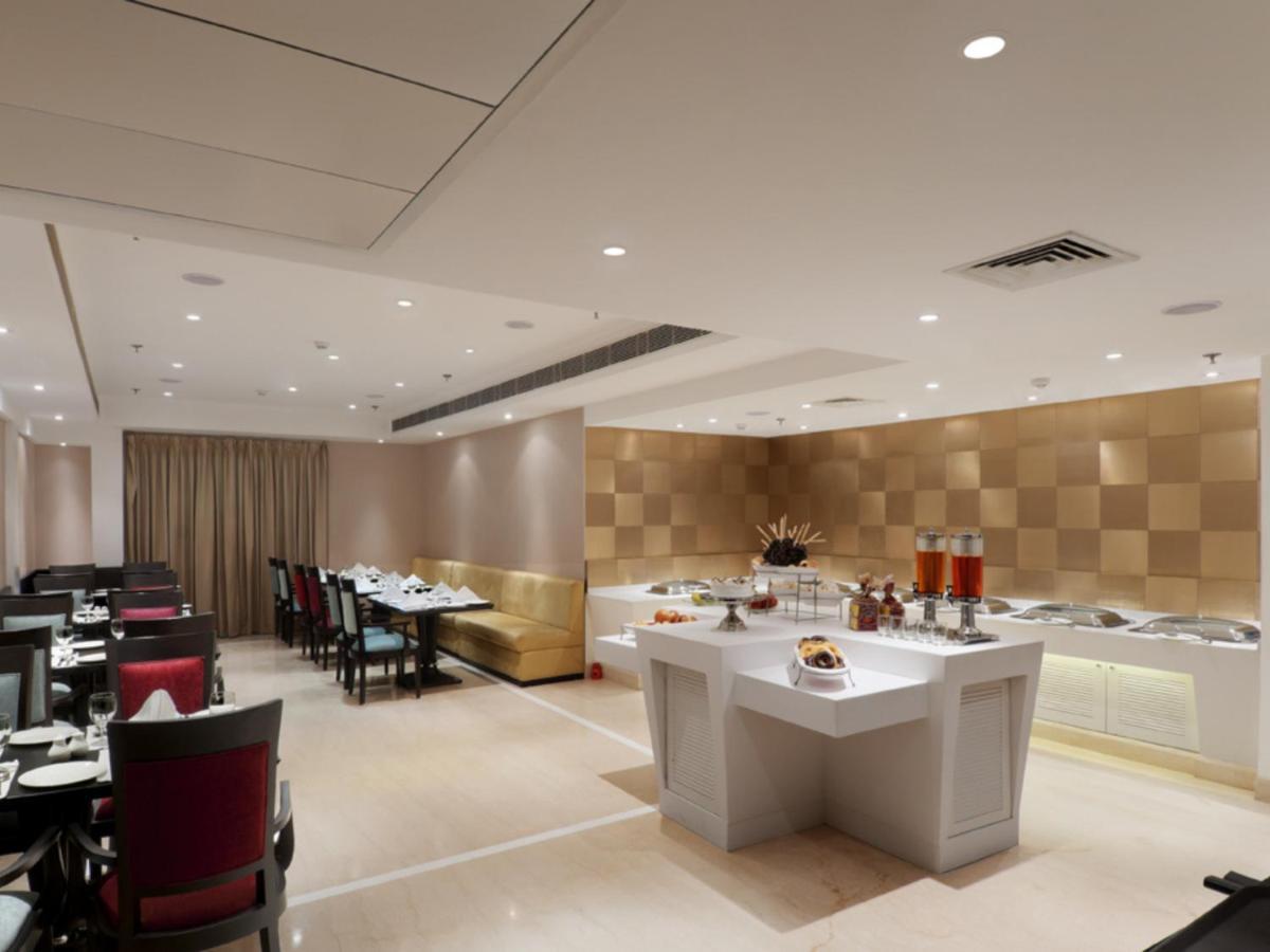 Inde Hotel Vista Woods Huda City Centre, Gurgaon Exteriör bild