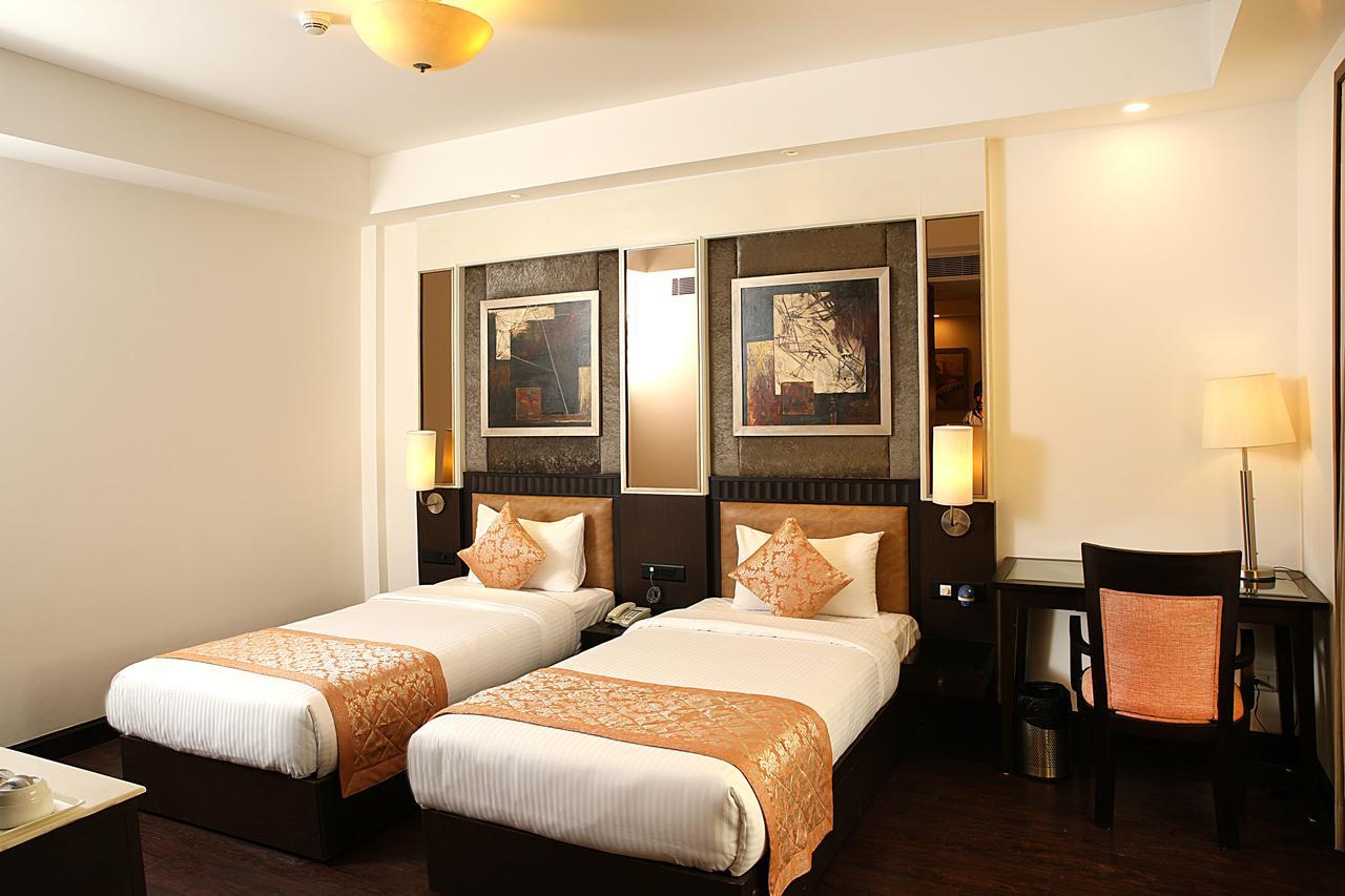 Inde Hotel Vista Woods Huda City Centre, Gurgaon Exteriör bild
